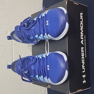 youth unisex sneakers.